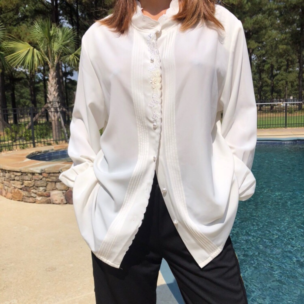 VINTAGE EMBROIDERED BLOUSE W/ SCALLOP NECKLINE